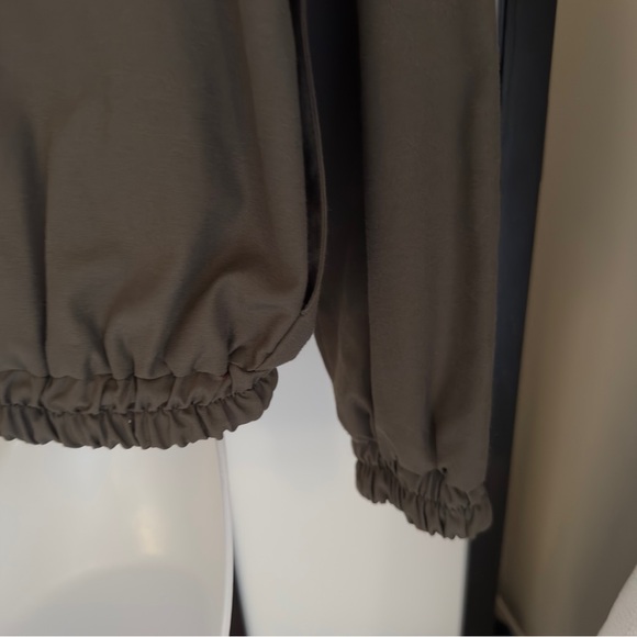 Howard Wolf Green Windbreaker with Relaxed Fit and Foldable Collar - Picture 11 of 11